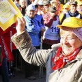 Пенсионеры соревновались в скандинавской ходьбе в Наташинском парке