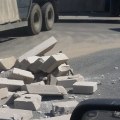 На Зенинском шоссе по дороге рассыпались стройблоки